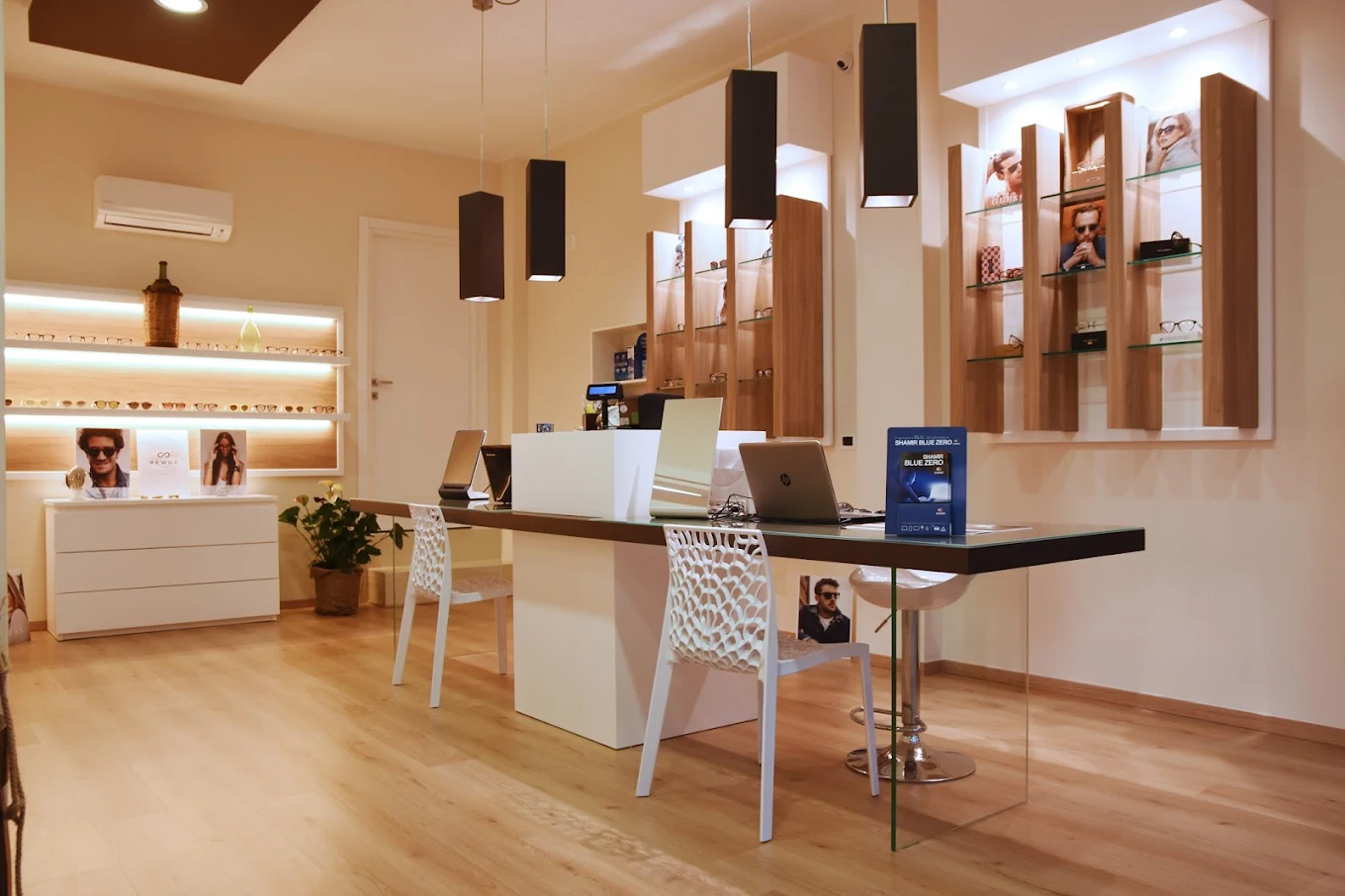 Ottica Oliveto — interno negozio